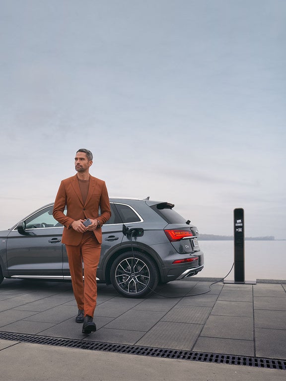 Q5 TFSI e charges at public charging station