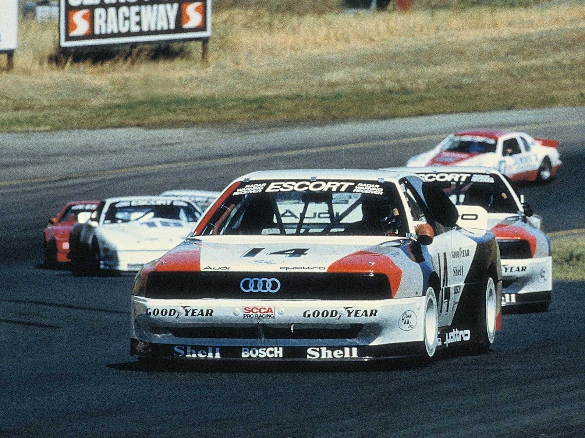 Das Foto zeigt zwei Audi 200 quattro Trans Am-Rennwagen auf der Strecke in den USA im Jahr 1988.