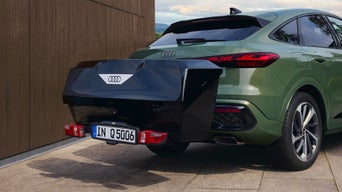Heckansicht eines grünen Audi Q5 mit Heckbox