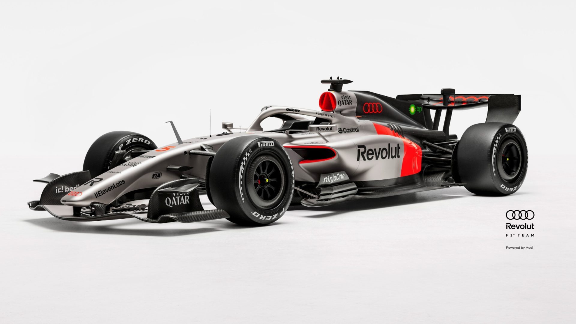 Audi Formel 1 Fahrzeug steht vor einer weißen Wand