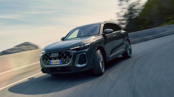 Audi Q5 percorre una strada con vista sul mare