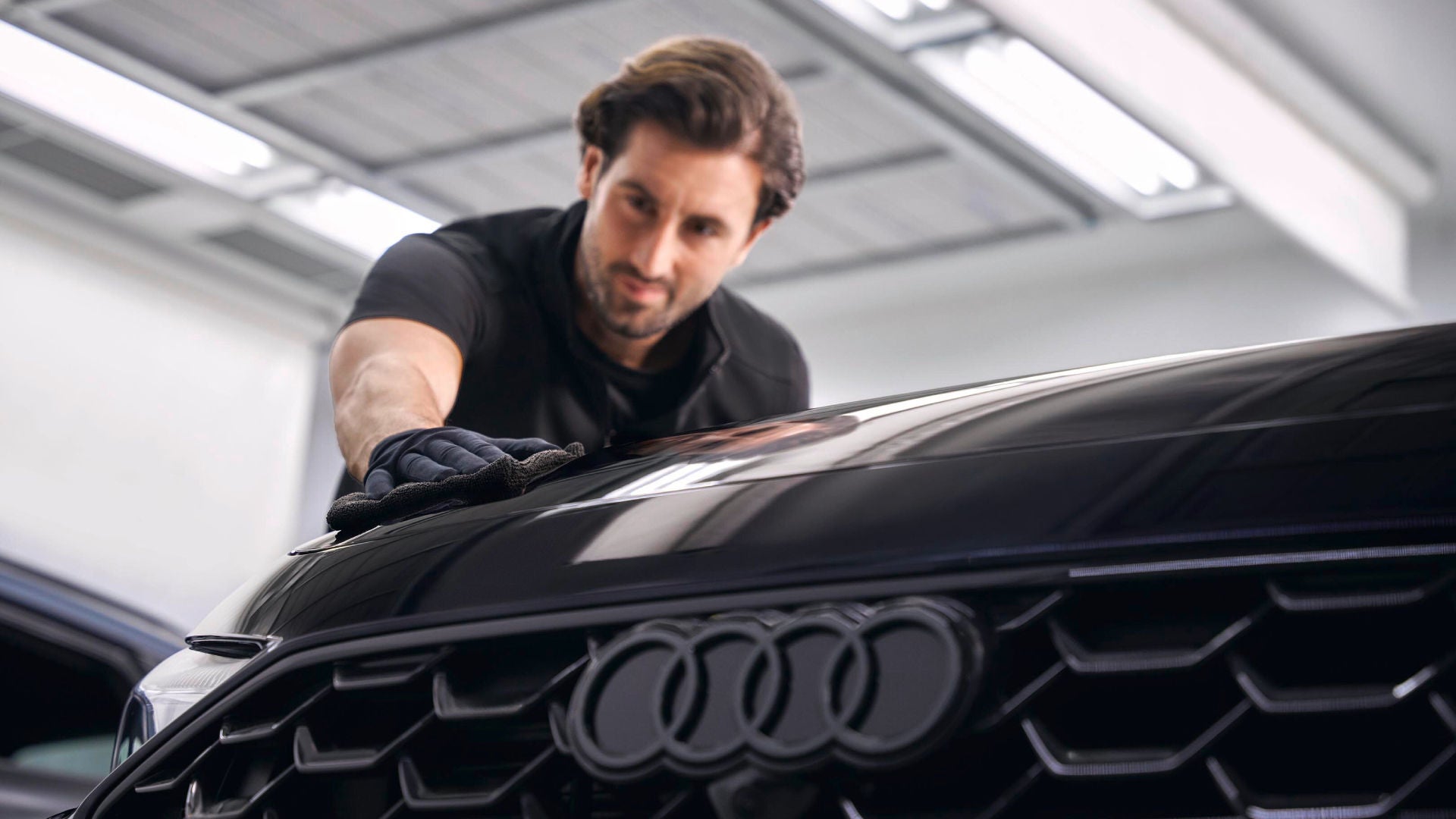 addetto controlla la carrozzeria di una vettura Audi