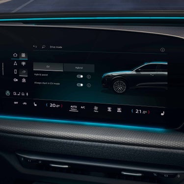 Im Display werden die manuell wählbaren Fahrmodi angezeigt. Das Ambientebeleuchtungspaket leuchtet blau.