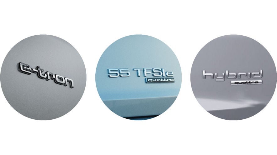 Drei Fahrzeugembleme mit den Schriftzügen „e-tron“, „55 TFSI e quattro“ und „hybrid quattro“ auf verschiedenen Karosserien.