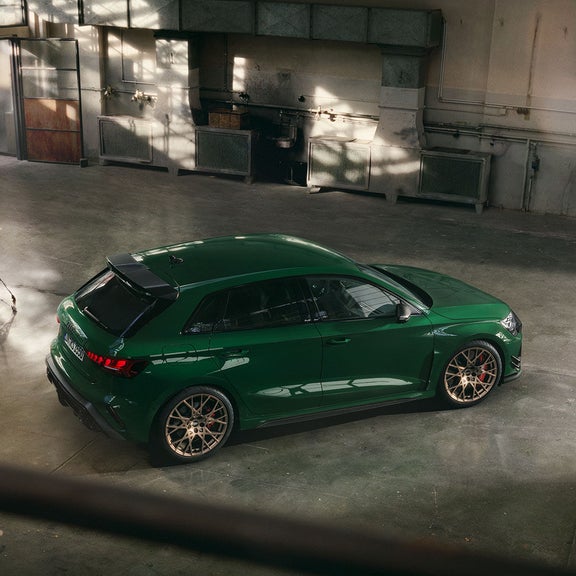 Le modèle spécial RS 3 competition limited vu de dessus dans un atelier.