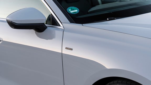 Foto de los elementos de control exterior de mantenimiento de vehículos híbridos enchufables de Audi. 