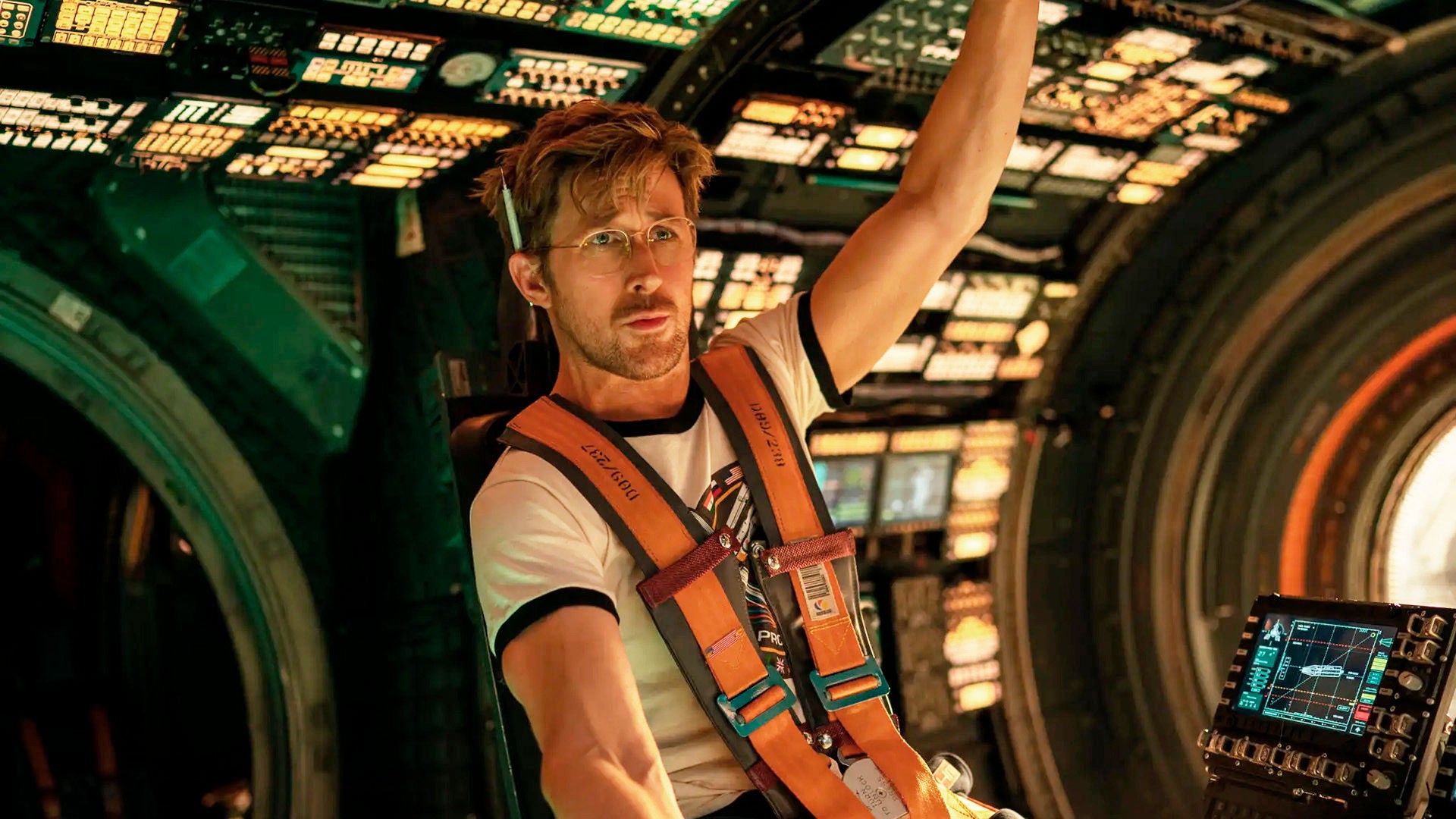 Naturwissenschaftslehrer Ryland Grace ist in einem Raumschiff aufgewacht und versucht die Steuerung zu bedienen.