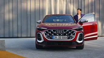 Un homme se présente au volant d'une Audi SQ5 rouge.