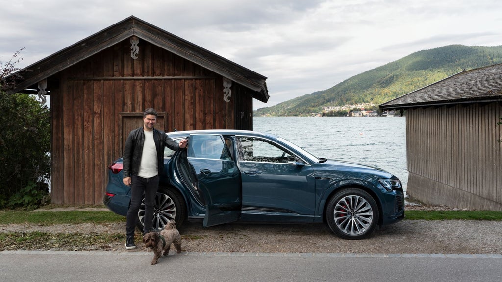 Nils Wollny sortant de l'Audi avec son chien.