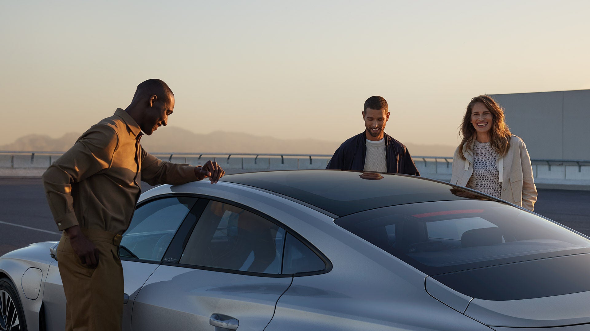 Audi S e-tron GT unrundet von 3 Menschen