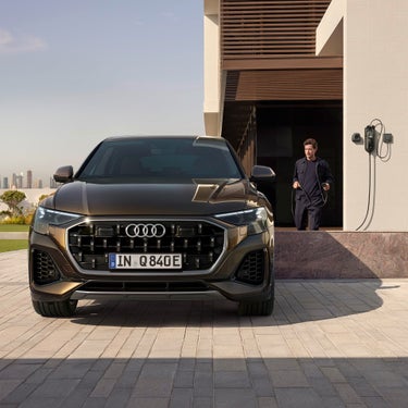 Foto de la oferta de un Audi Q8 SUV TFSIe, el SUV híbrido enchufable más versátil y eficiente de la gama Superpremium de Audi. 