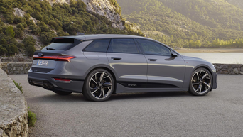 Der A6 Avant e-tron auf einem Parkplatz, direkt dahinter ein Bergsee, flankiert von hoch aufragendem bewaldeten Gebiet.