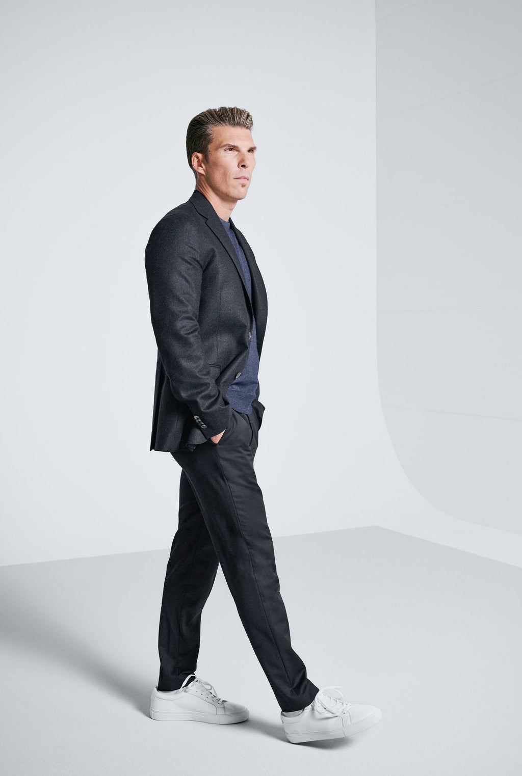 Florian Gschwandtner a les mains dans les poches de son pantalon et regarde au loin. 