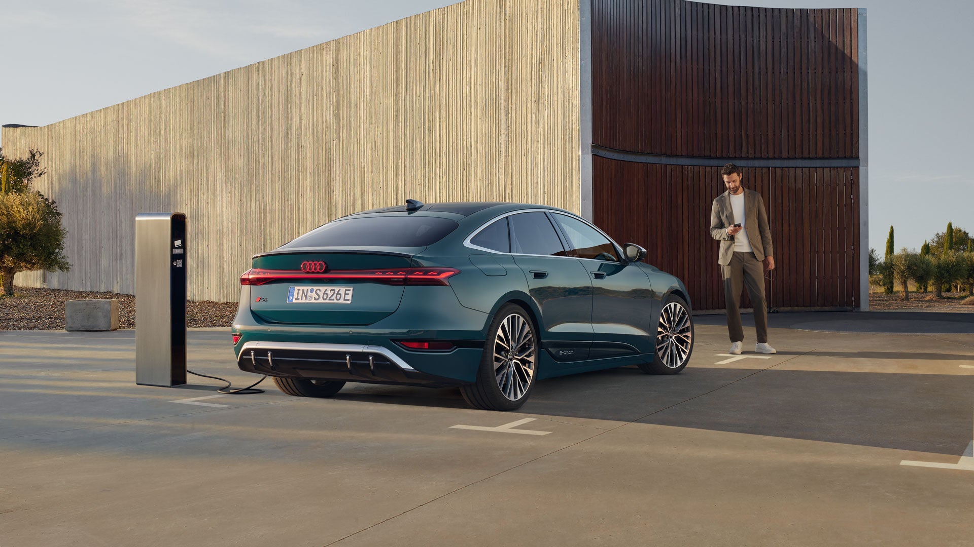 Audi S6 Sportback e-tron stehend an einer Ladesäule