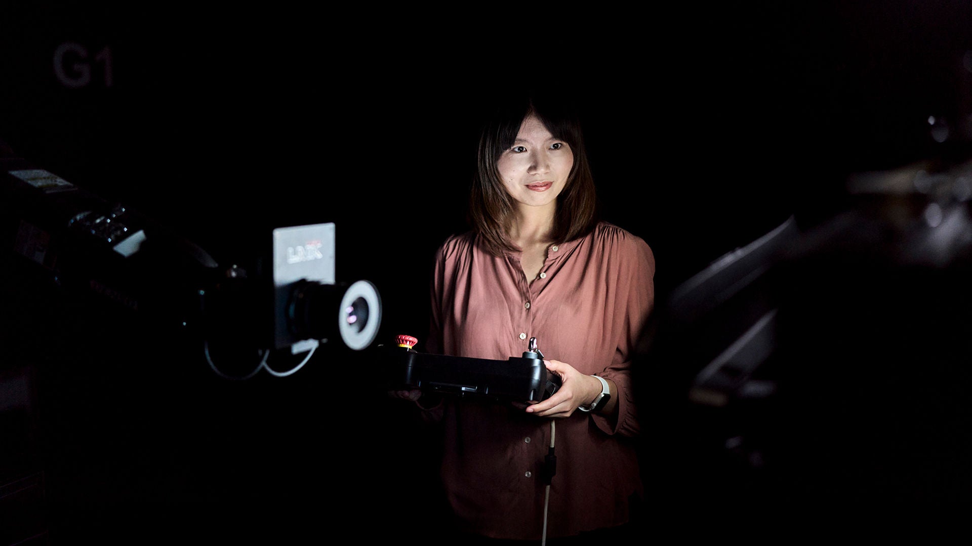 jiayi sitzt am Computer und schaut auf den Bildschirm