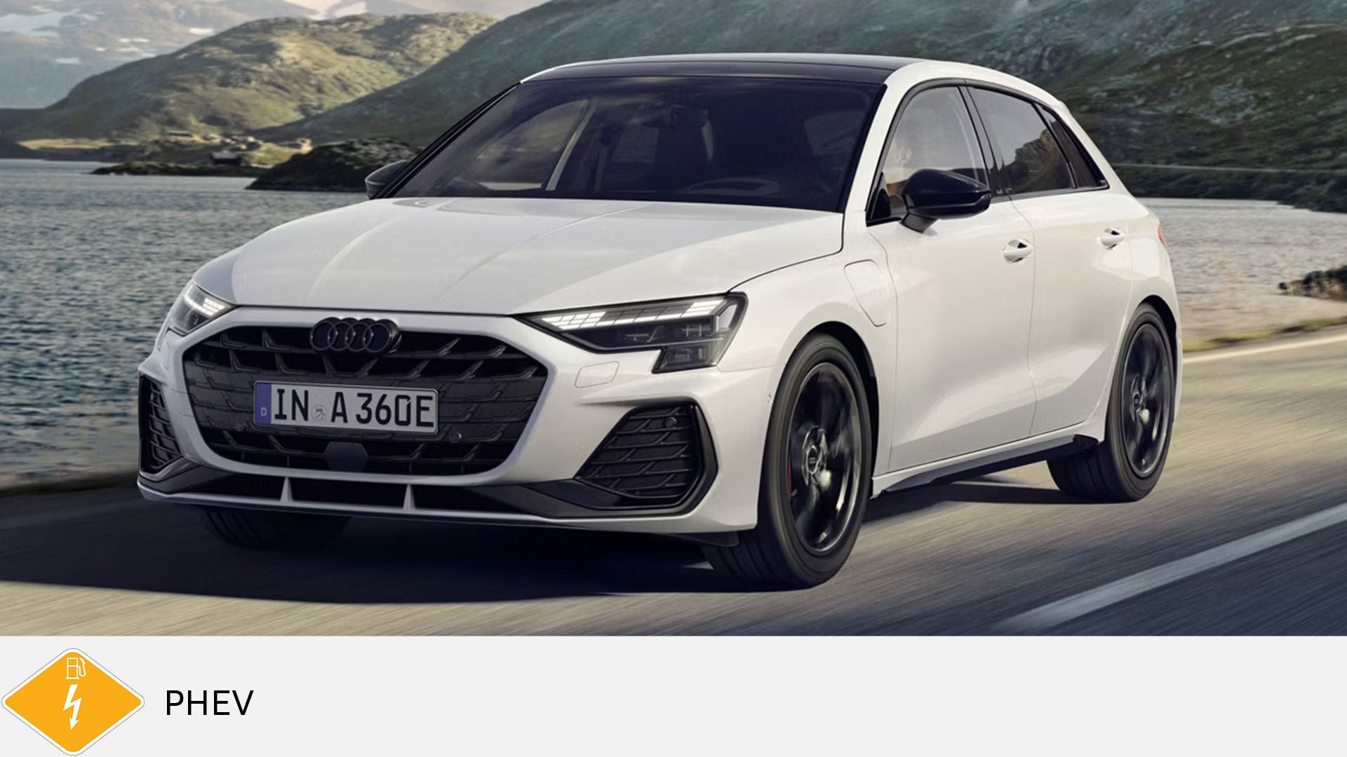 Weißer Audi A3 Sportback TFSI e fährt an Seeufer vorbei, schräg von vorn. Unten gelbes PHEV-Symbol mit Zapfsäule.
