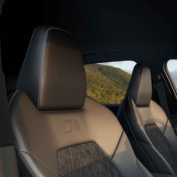 Eine Nahaufnahme der Kopfstützen mit Lautsprecher im Audi A5 Avant e-hybrid