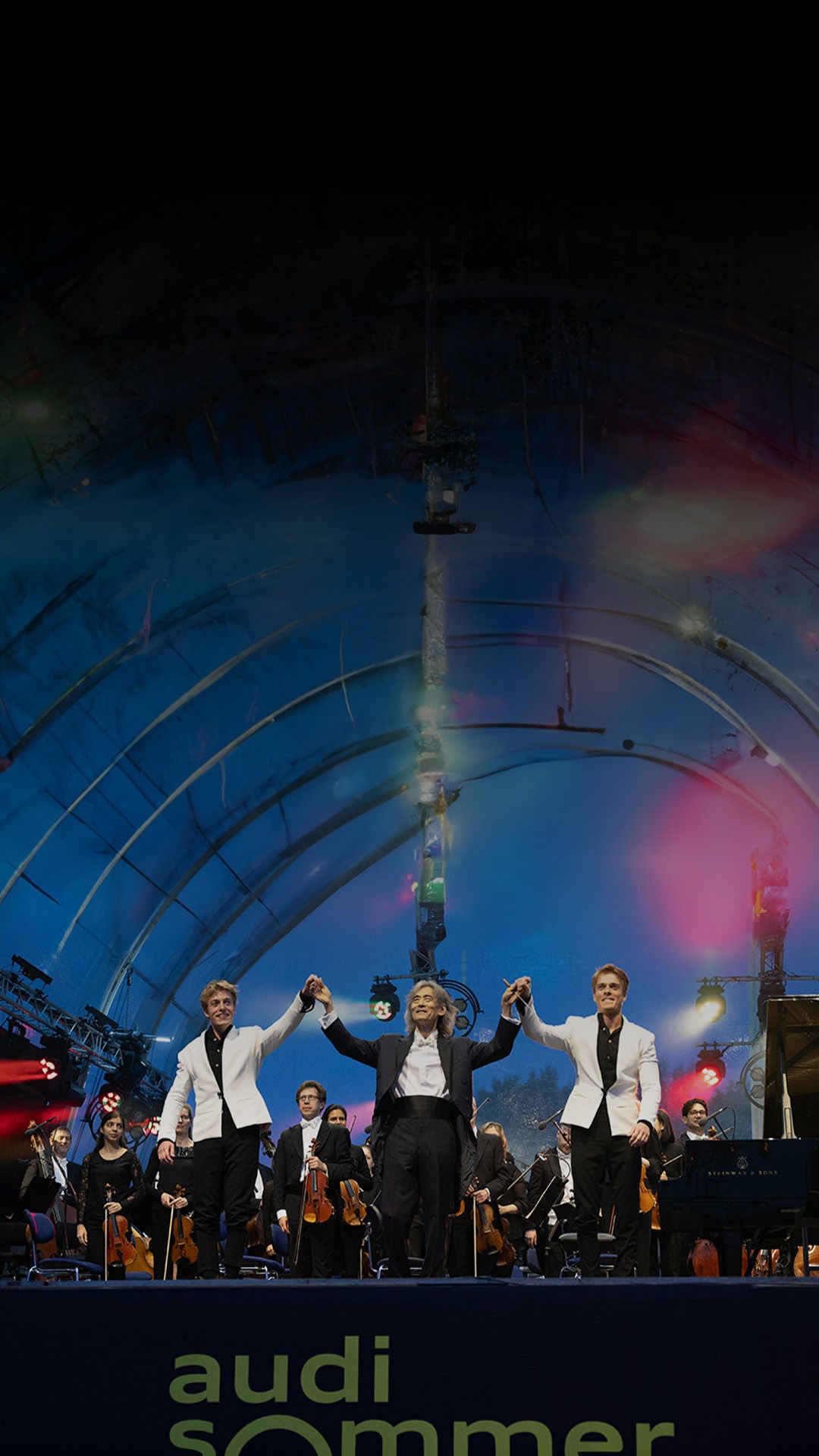 Drei Künstler bedanken sich beim Publikum.