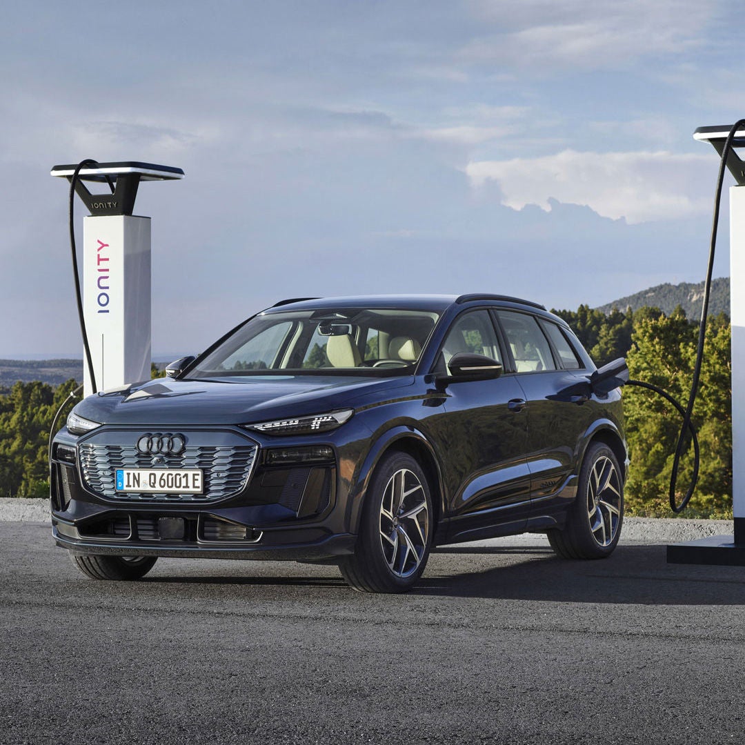 Audi Q6 e-tron in ricarica presso una colonnina pubblica IONITY