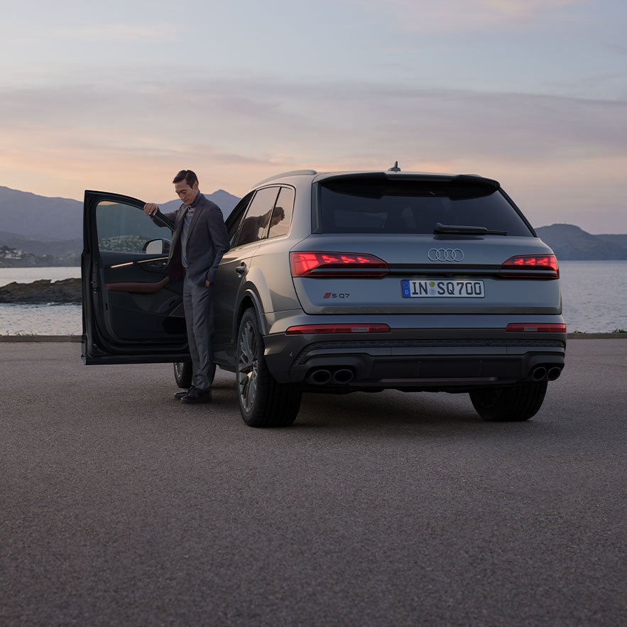 Side view Audi SQ7 SUV