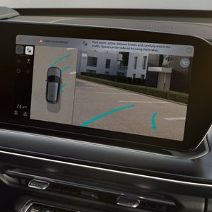 Display con assistente al parcheggio autonomo e visuale a 360 gradi tramite telecamere.