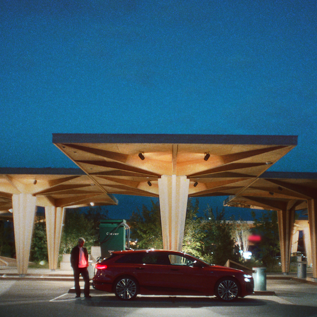 Audi A6 e-tron ved en Clever lynladestation 