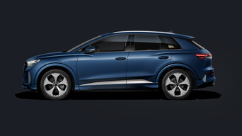 Violetter Audi Q4 e-tron an Ladesäule auf Parkdeck, Skyline im Hintergrund bei Tageslicht, Seitenansicht