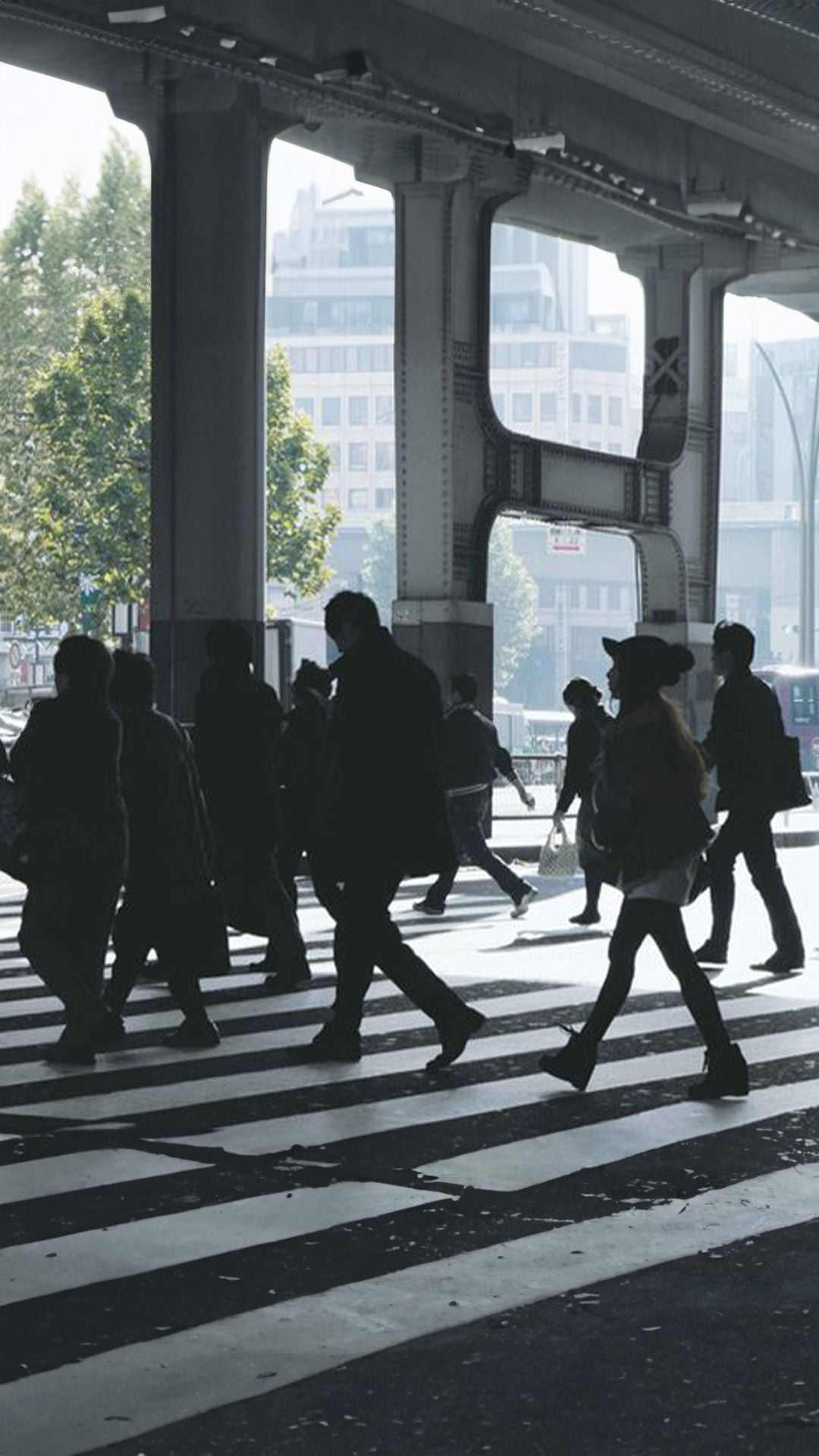 Personnes traversant la rue