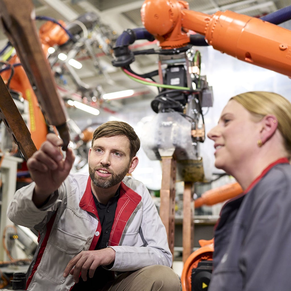 Andreas Kühne shows his colleague something in Audi production