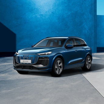 Blauer SUV in Seitenansicht in einem hellen Raum