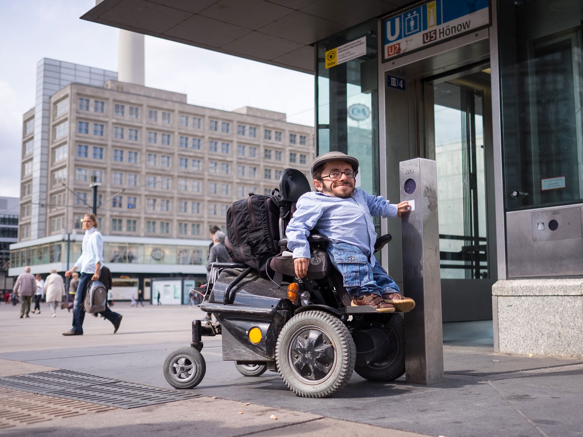Raúl Krauthausen in his wheelchair in front of a subway elevator
