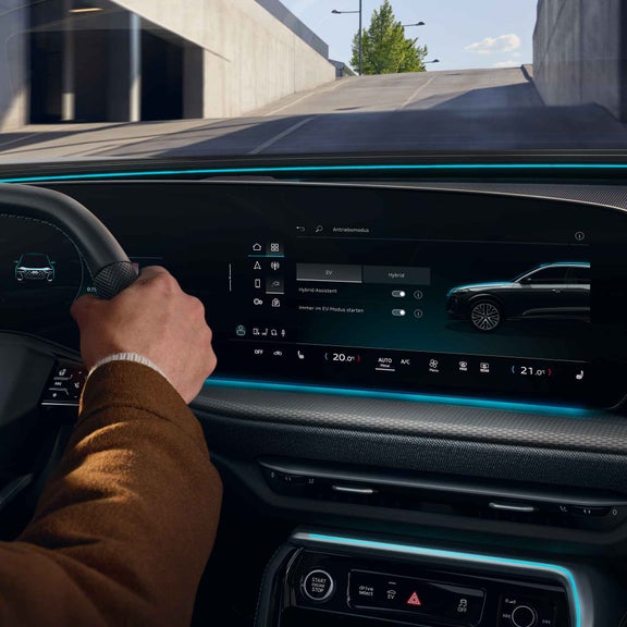 Audi Q5 SUV e-hybrid Innenraum mit MMI