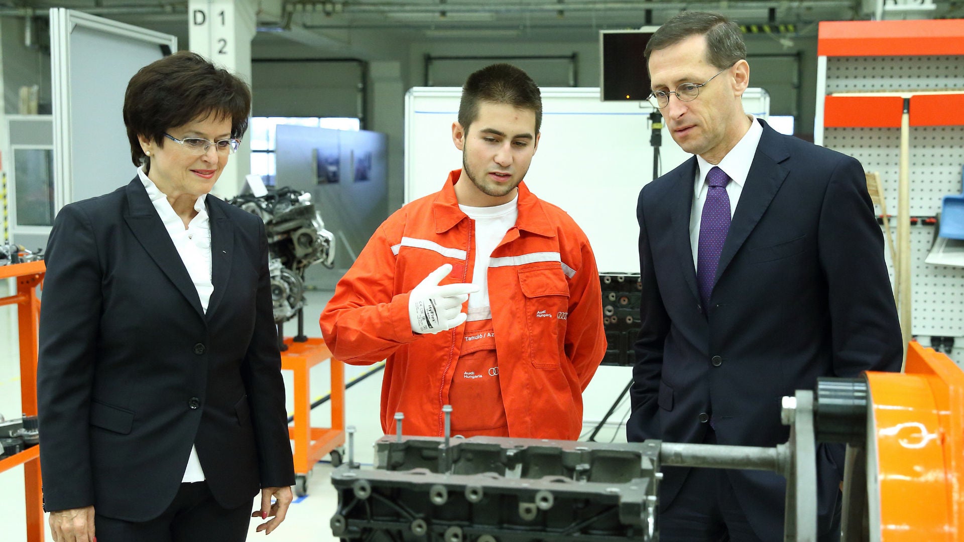 A trainee/student in dialogue with stakeholders at Audi Stakeholder Forum 2015 in Győr
