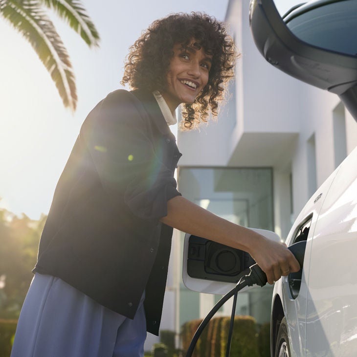 Nainen lataa e-hybrid-mallia