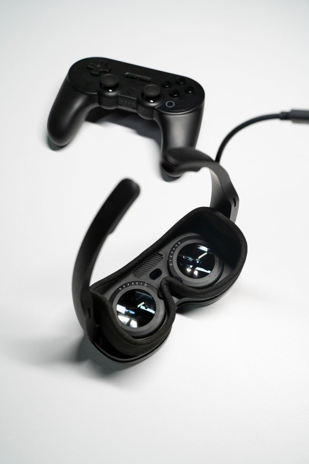 Holoride VR-bril en controller.