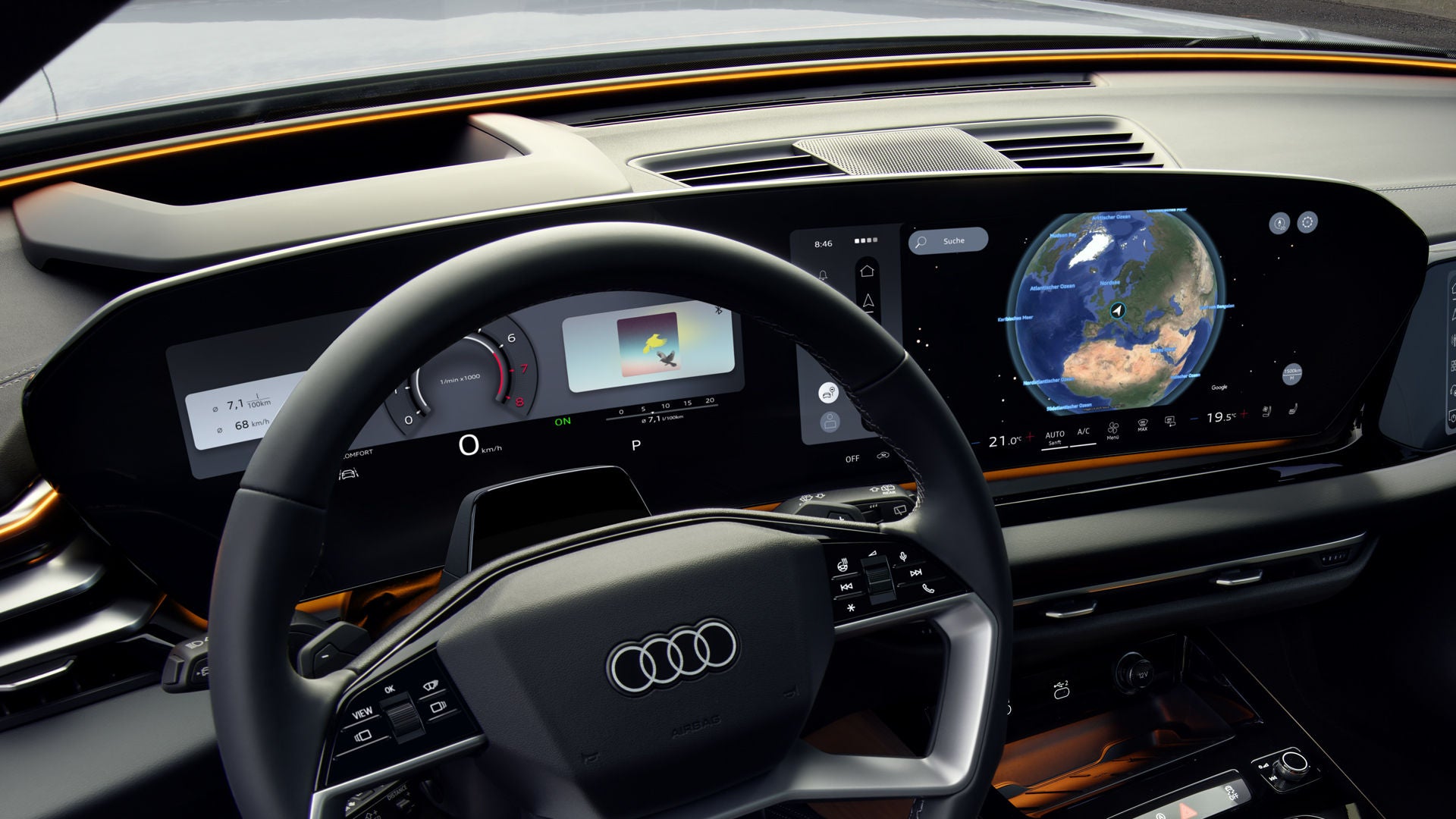 Blick aus der Perspektive des Fahrers auf das Lenkrad und das Fahrerdisplay.