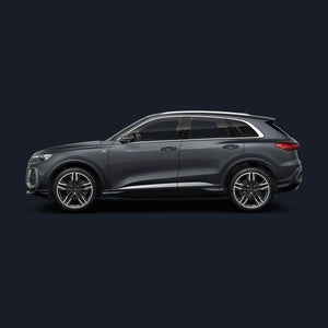 Seitenansicht eines dunkelgrauen Audi Q5 SUV auf dunklem Hintergrund.