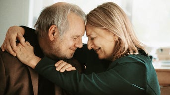 Eine Mann und eine Frau blicken sich, Stirn an Stirn gelehnt, tief in die AUgen.