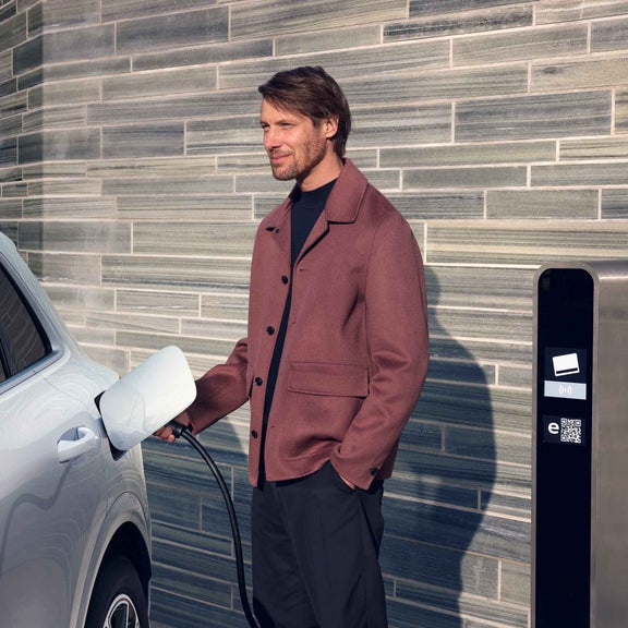 Audi Q5 SUV e-hybrid wird von einem Mann geladen