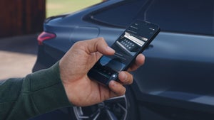 En hand håller i en telefon
