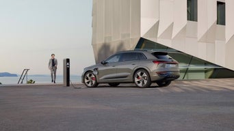 Foto de un coche eléctrico Audi con carga eléctrica.