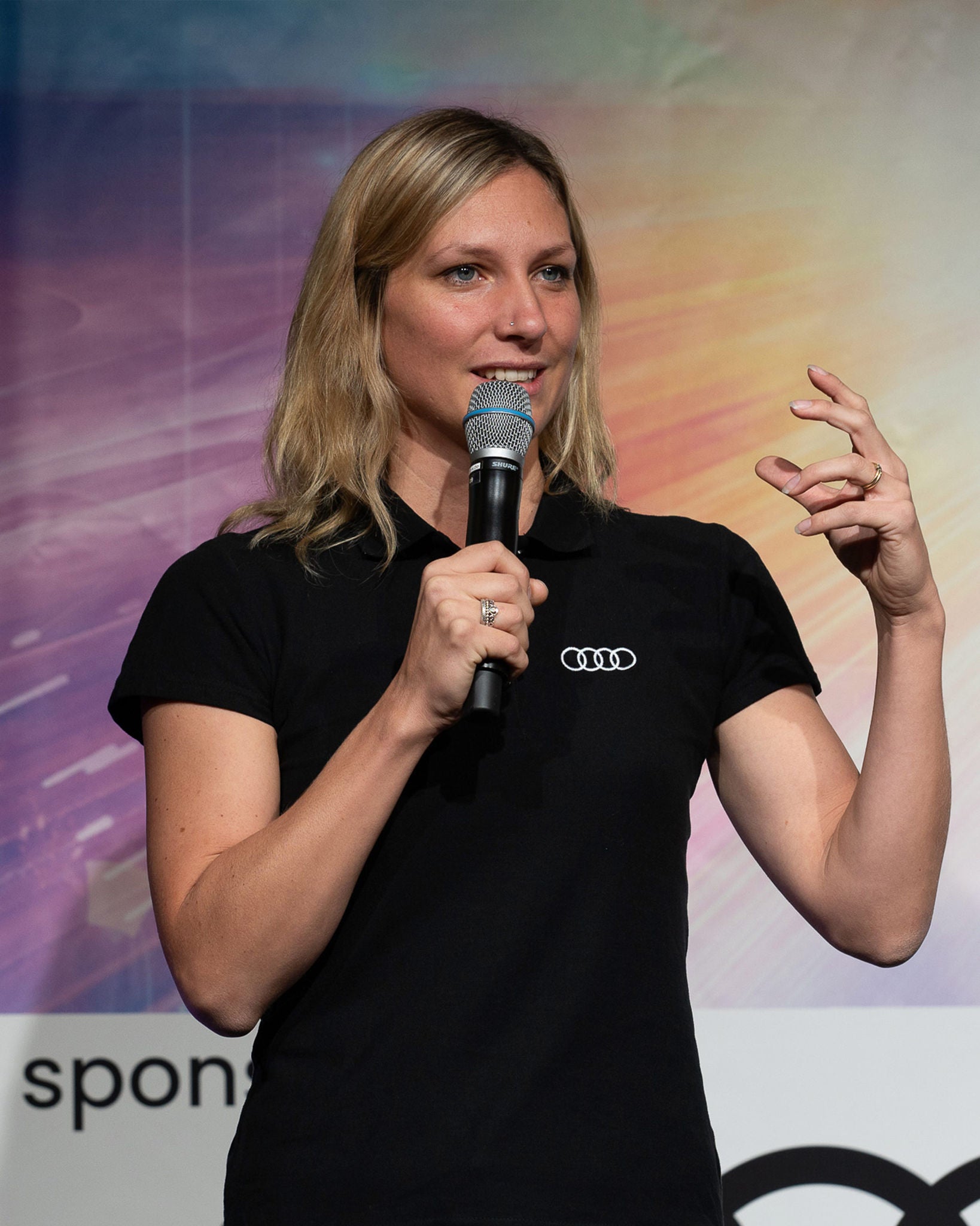 Lea Schwarz gives a presentation