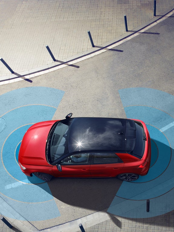 Draufsicht auf roten Audi A1 Sportback mit blauen Sensorfeldern rund ums Fahrzeug für Einparkhilfe.