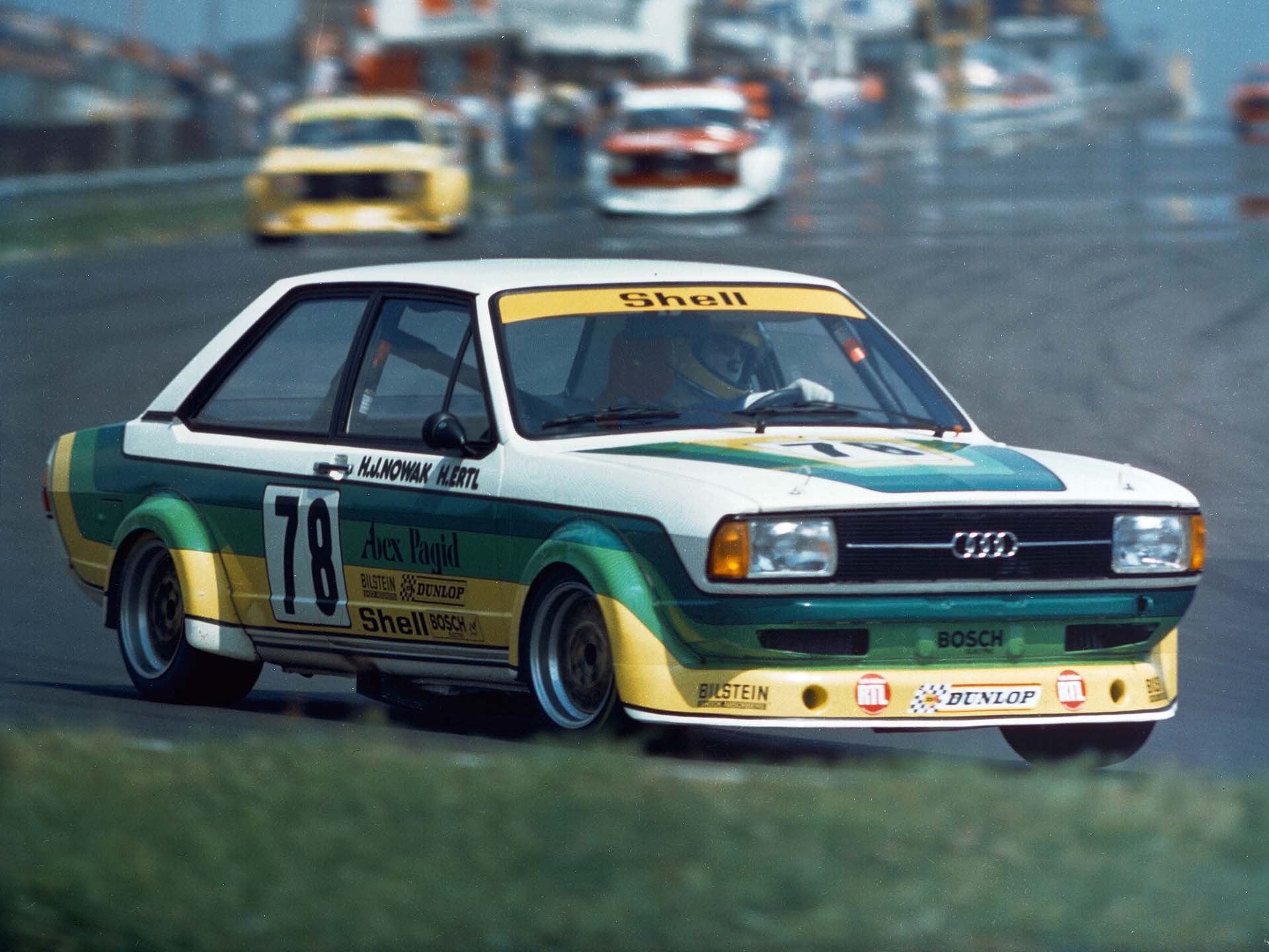 Das Foto zeigt einen Audi 80-Rennwagen auf der Strecke.