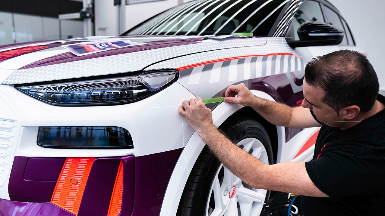“Like a tailor-made suit”: What makes the decals for the Audi Q6 e-tron prototype unique