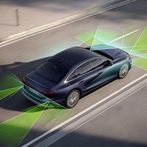 Die A6 Limousine von schräg oben. Vom Heck und der Front aus unterteilen grüne und blaue Vektoren die Flächen hinter und vor dem Fahrzeug.