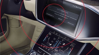 Infotainmentsystem in einem Audi zeigt Optionen für Notruf und Schadensservice an.