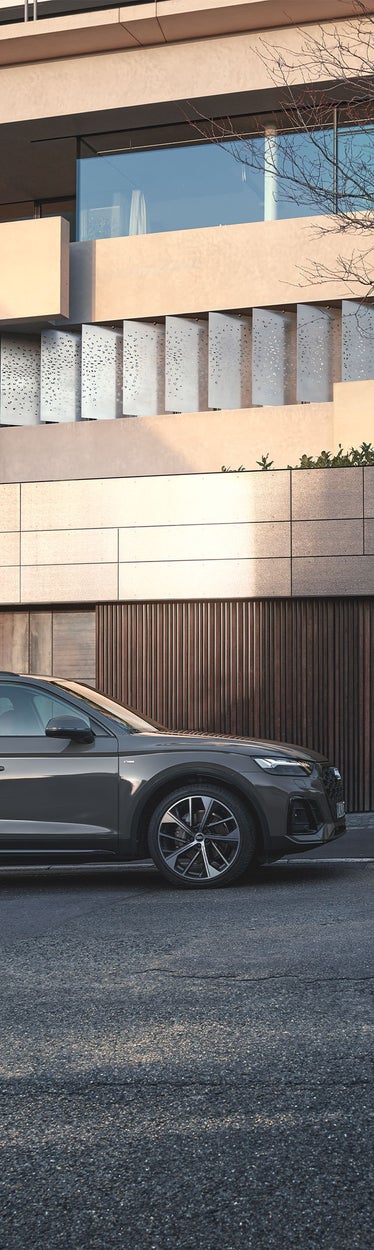 Audi Q5 side view with one model