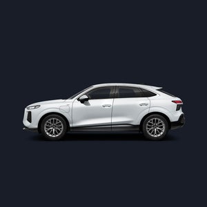 Seitenansicht eines weißen Audi Q3 SUV e-hybrid auf dunklem Hintergrund.