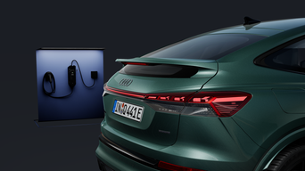 Fokus auf das Heck des Q4 Sportback e-tron von der Seite, im Hintergrund eine moderne Ladesäule.